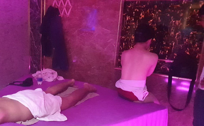 Nữ nhân viên 20 tuổi kích dục cho thượng đế trong tiệm massage ở Sài Gòn