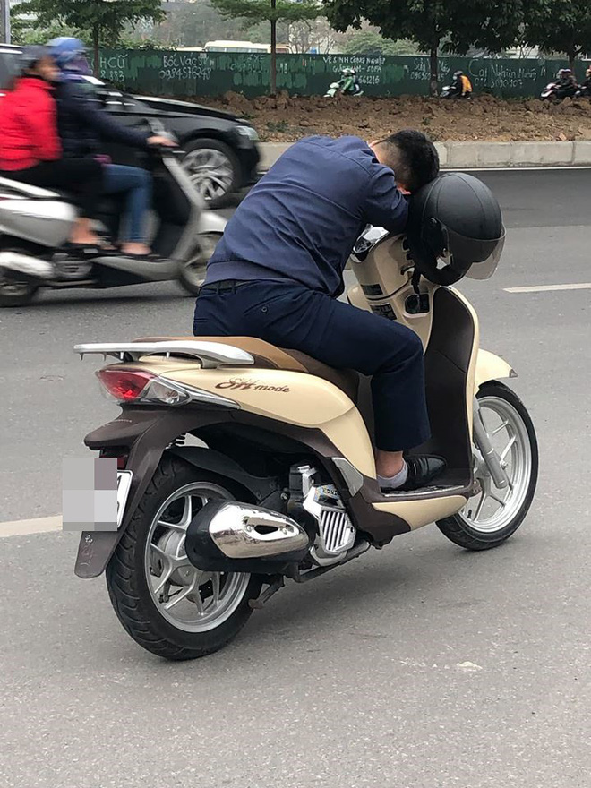 Thanh niên gục ngay trên xe SH giữa đường khiến bao người ngơ ngác chẳng hiểu lý do