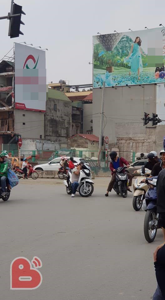 Thanh niên gục ngay trên xe SH giữa đường khiến bao người ngơ ngác chẳng hiểu lý do