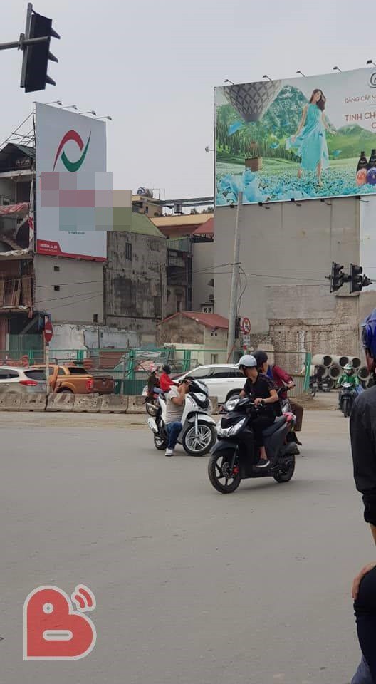 Thanh niên gục ngay trên xe SH giữa đường khiến bao người ngơ ngác chẳng hiểu lý do