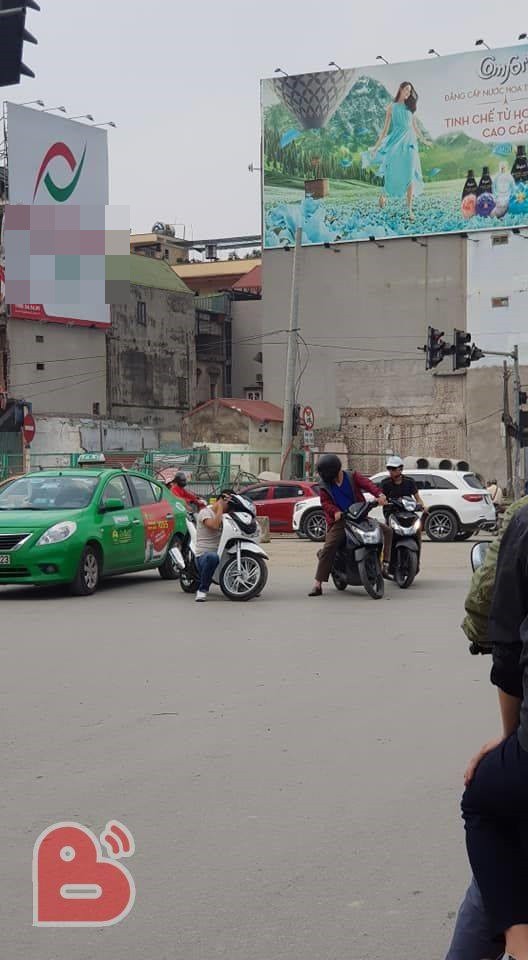 Thanh niên gục ngay trên xe SH giữa đường khiến bao người ngơ ngác chẳng hiểu lý do