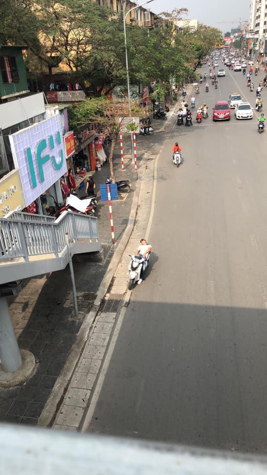 Thanh niên gục ngay trên xe SH giữa đường khiến bao người ngơ ngác chẳng hiểu lý do