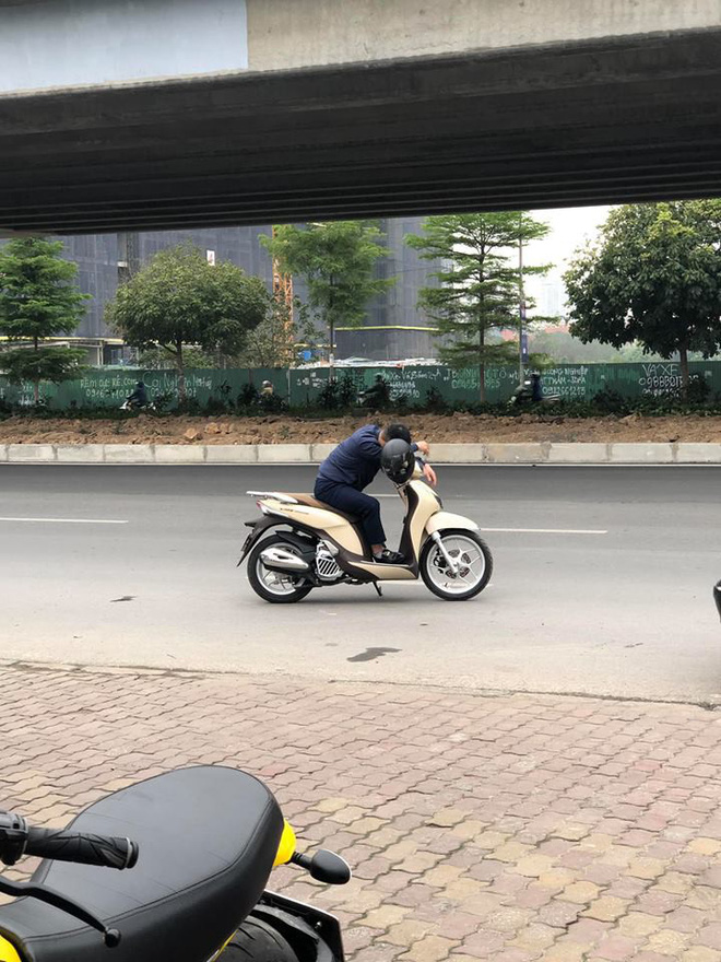 Thanh niên gục ngay trên xe SH giữa đường khiến bao người ngơ ngác chẳng hiểu lý do