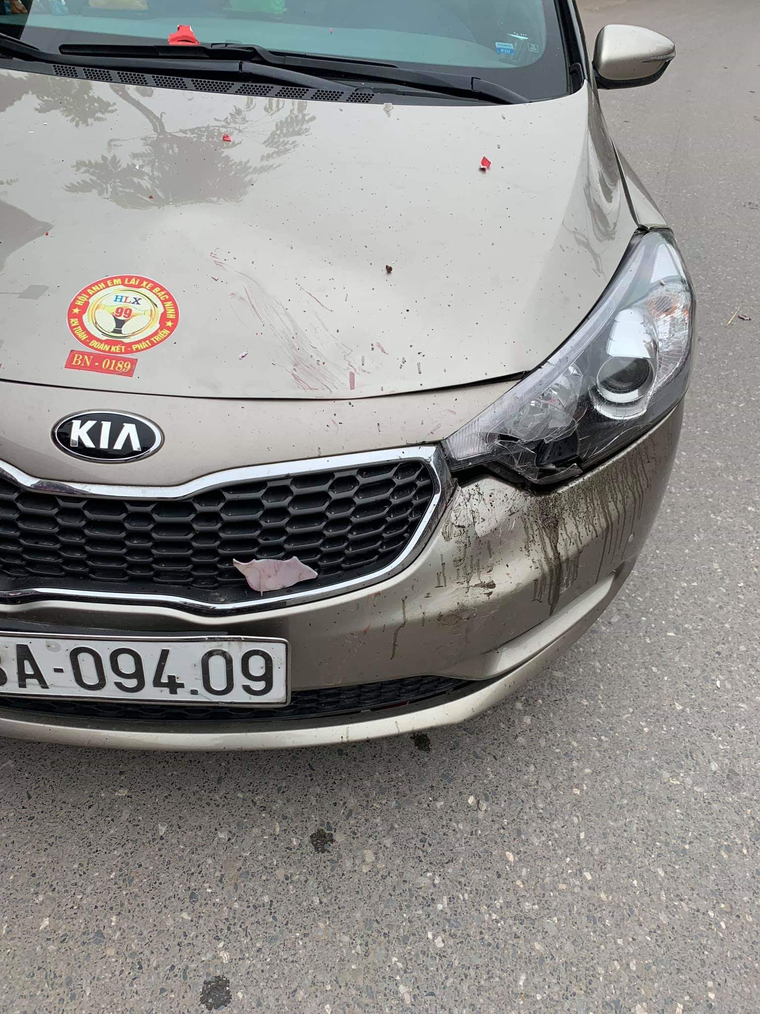 Rùng mình cảnh nam thanh niên không đội mũ bảo hiểm tông thẳng vào đầu ô tô và cái kết khiến nhiều người thở phào