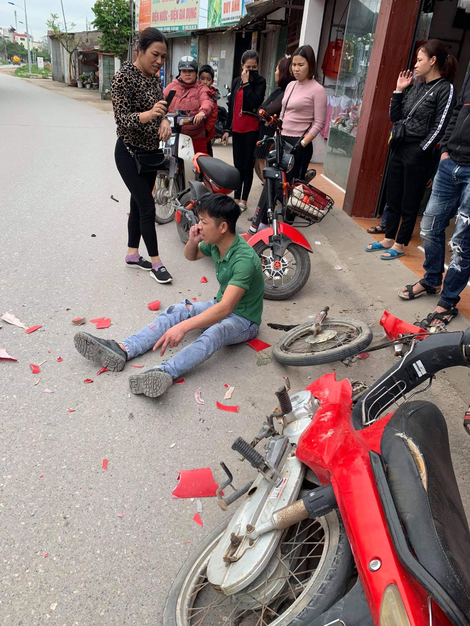 Rùng mình cảnh nam thanh niên không đội mũ bảo hiểm tông thẳng vào đầu ô tô và cái kết khiến nhiều người thở phào