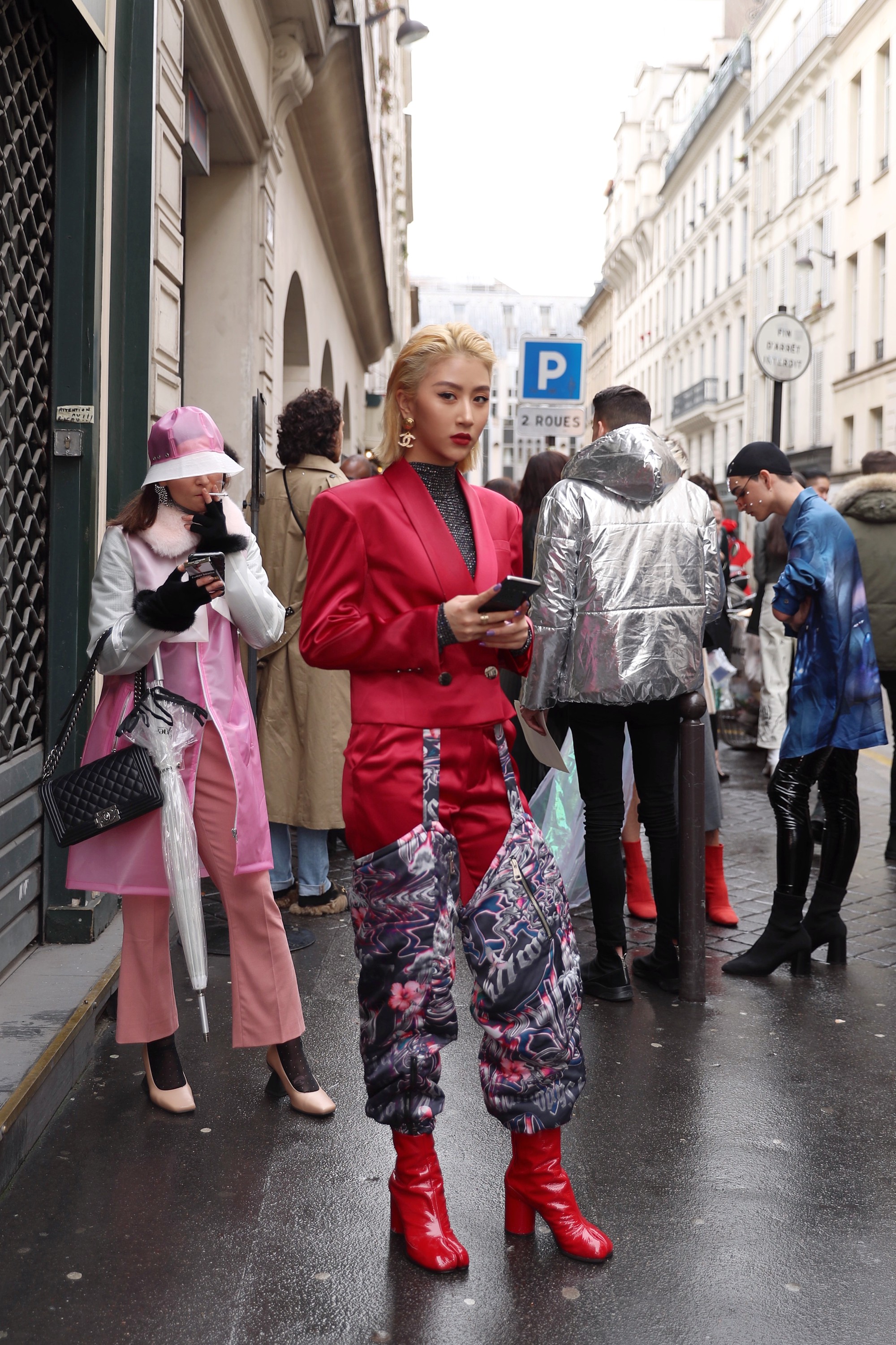 Xét khoản mặc dị tại Paris Fashion Week mùa này, Quỳnh Anh Shyn mà nhận hạng 2 chắc không ai dám làm số 1