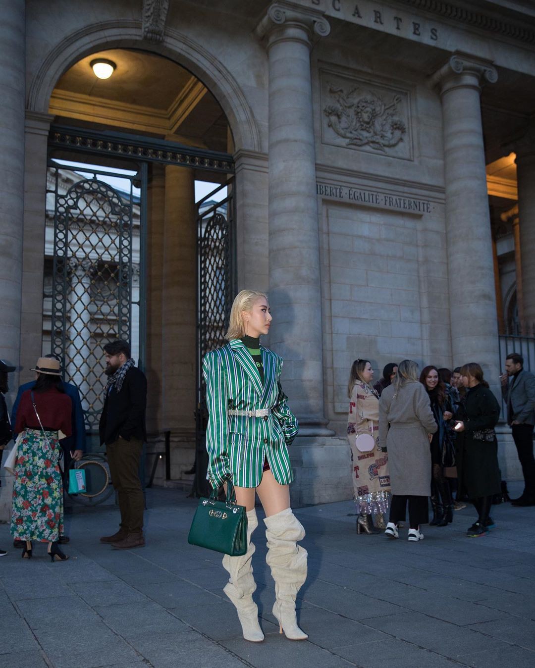 Xét khoản mặc dị tại Paris Fashion Week mùa này, Quỳnh Anh Shyn mà nhận hạng 2 chắc không ai dám làm số 1