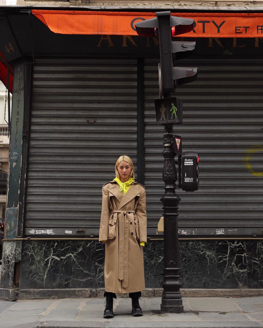 Xét khoản mặc dị tại Paris Fashion Week mùa này, Quỳnh Anh Shyn mà nhận hạng 2 chắc không ai dám làm số 1