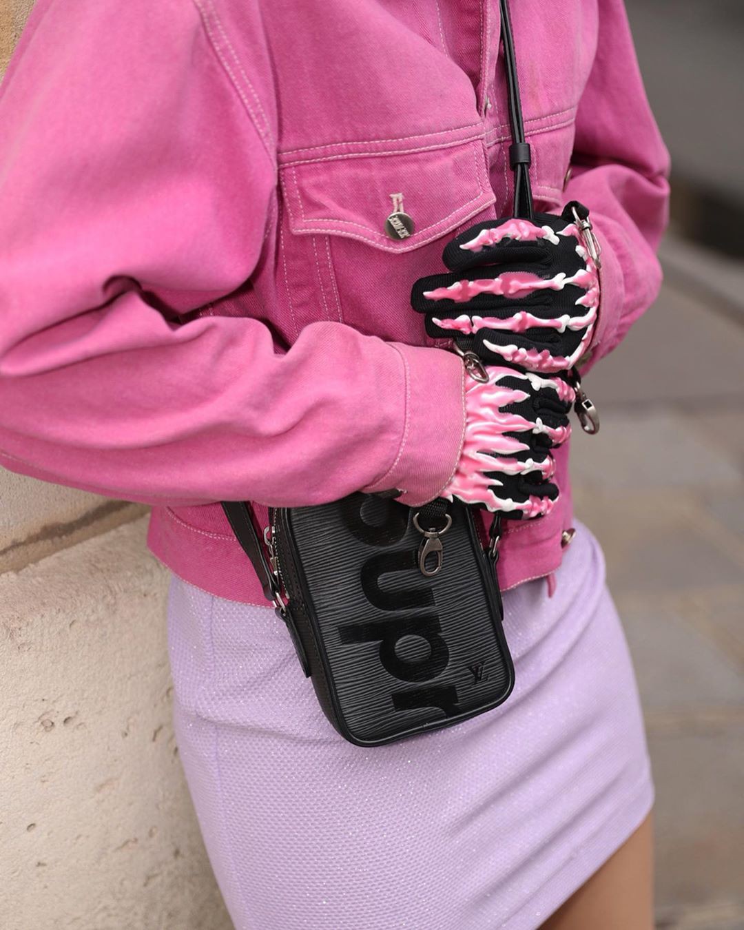 Xét khoản mặc dị tại Paris Fashion Week mùa này, Quỳnh Anh Shyn mà nhận hạng 2 chắc không ai dám làm số 1