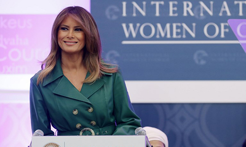 Melania diện áo khoác da gần 1.600 USD trao giải thưởng cho phụ nữ