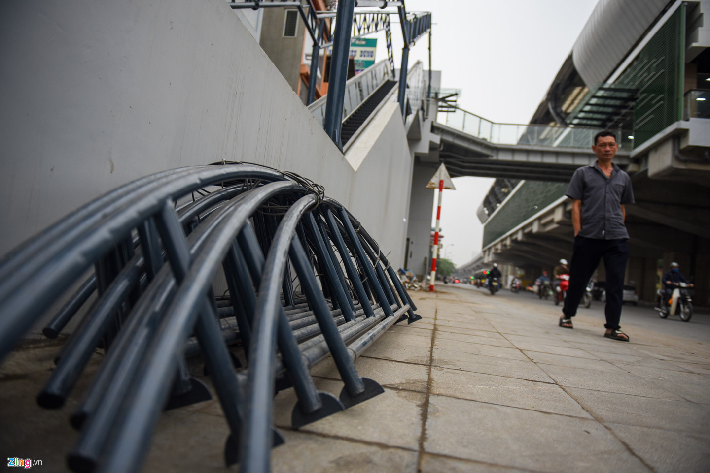 Sát ngày khai thác, đường sắt Cát Linh - Hà Đông đầy ngổn ngang