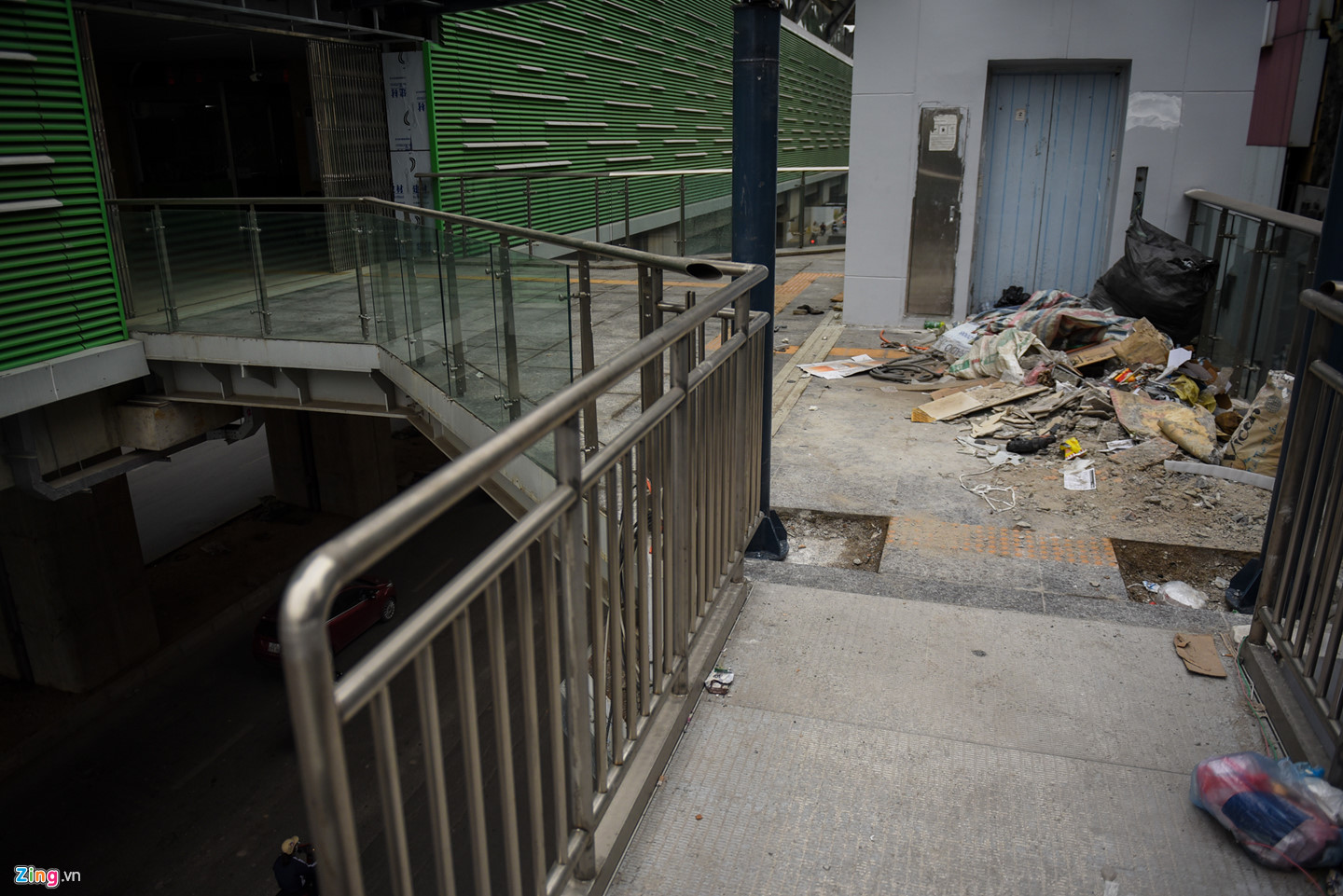 Sát ngày khai thác, đường sắt Cát Linh - Hà Đông đầy ngổn ngang