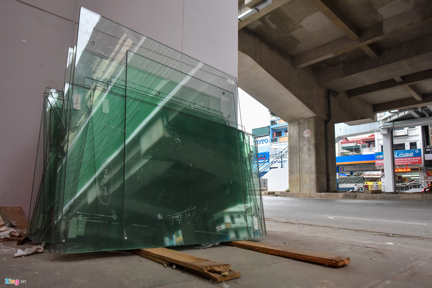 Sát ngày khai thác, đường sắt Cát Linh - Hà Đông đầy ngổn ngang