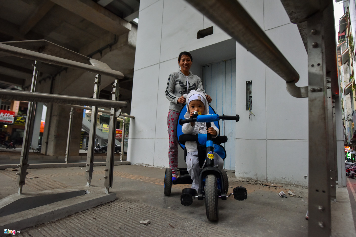 Sát ngày khai thác, đường sắt Cát Linh - Hà Đông đầy ngổn ngang