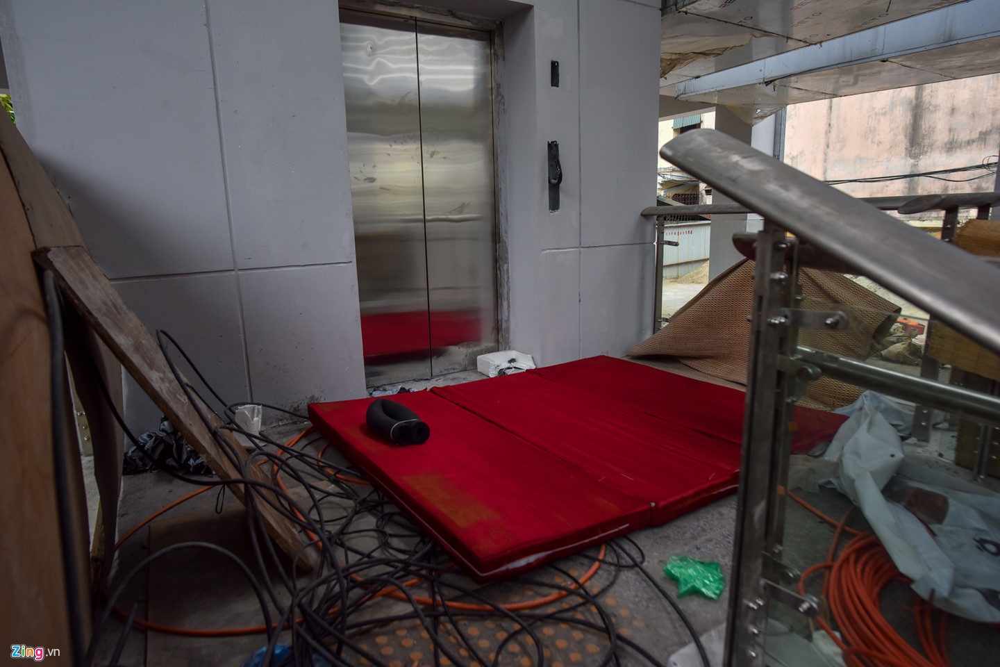 Sát ngày khai thác, đường sắt Cát Linh - Hà Đông đầy ngổn ngang