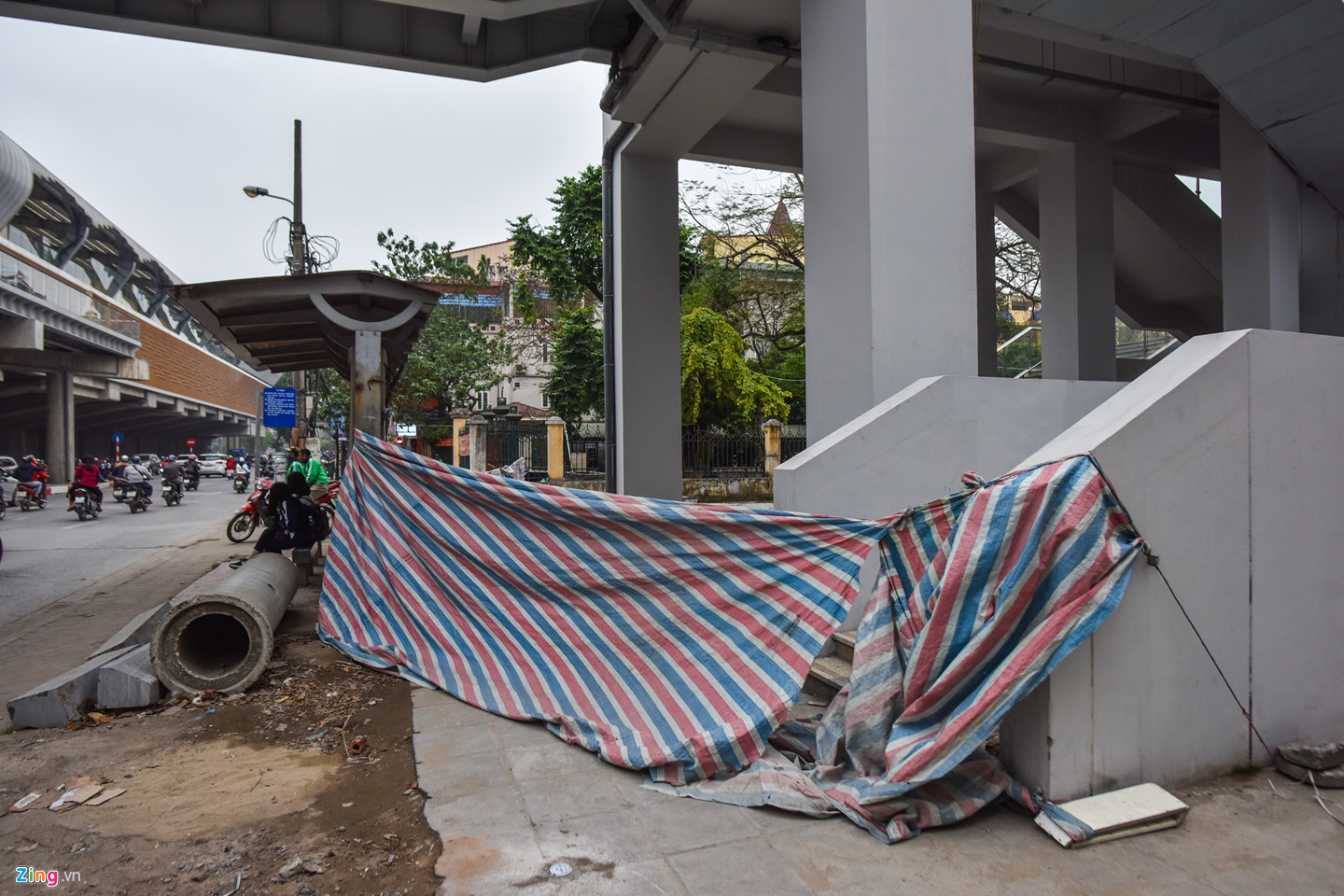 Sát ngày khai thác, đường sắt Cát Linh - Hà Đông đầy ngổn ngang