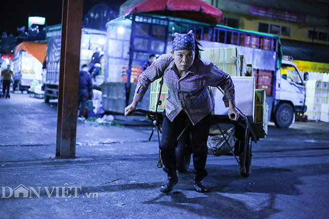 Hình ảnh những bóng hồng trong đêm ở chợ Long Biên ngày 8.3