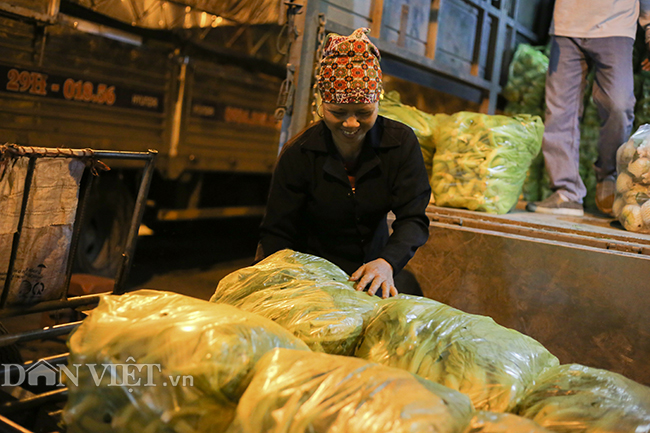 Hình ảnh những bóng hồng trong đêm ở chợ Long Biên ngày 8.3