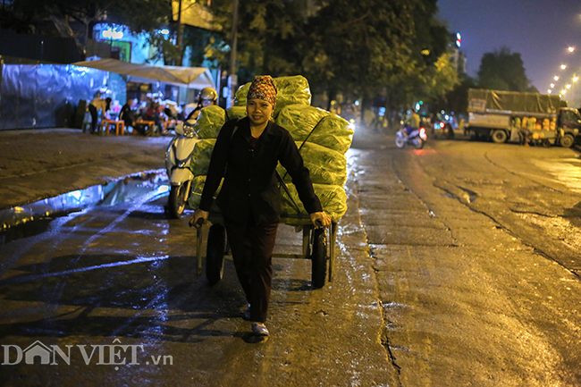 Hình ảnh những bóng hồng trong đêm ở chợ Long Biên ngày 8.3