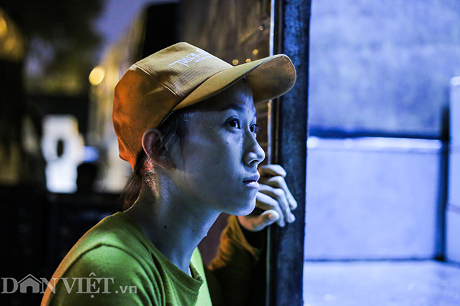 Hình ảnh những bóng hồng trong đêm ở chợ Long Biên ngày 8.3