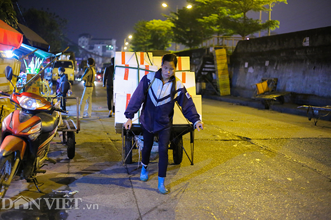 Hình ảnh những bóng hồng trong đêm ở chợ Long Biên ngày 8.3
