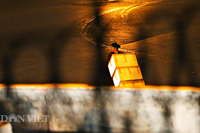 Hình ảnh những bóng hồng trong đêm ở chợ Long Biên ngày 8.3