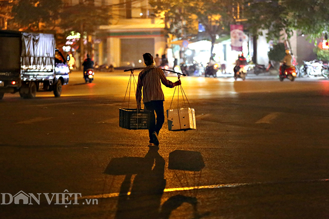 Hình ảnh những bóng hồng trong đêm ở chợ Long Biên ngày 8.3