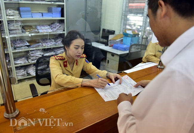 Video ảnh: Nữ cảnh sát giao thông xinh đẹp trải lòng chuyện nghề