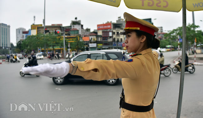 Video ảnh: Nữ cảnh sát giao thông xinh đẹp trải lòng chuyện nghề