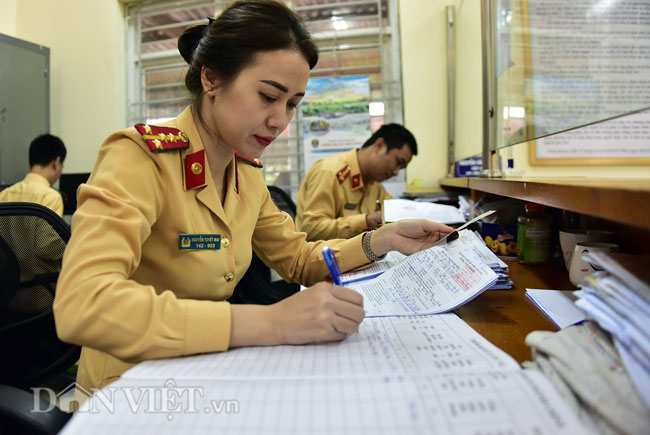 Video ảnh: Nữ cảnh sát giao thông xinh đẹp trải lòng chuyện nghề