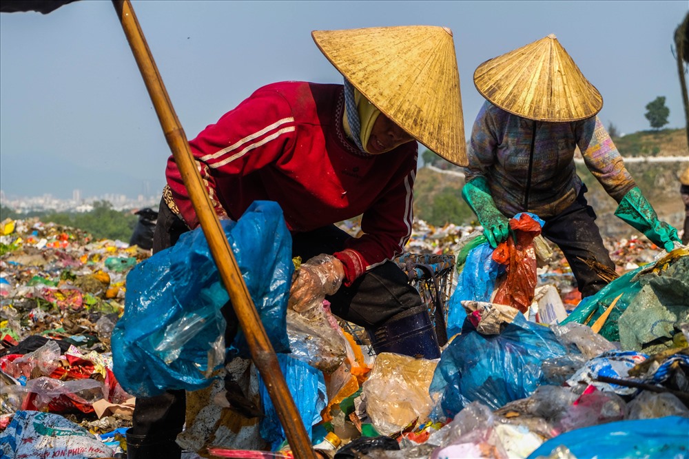 8.3 kể chuyện những phụ nữ mưu sinh ở bãi rác