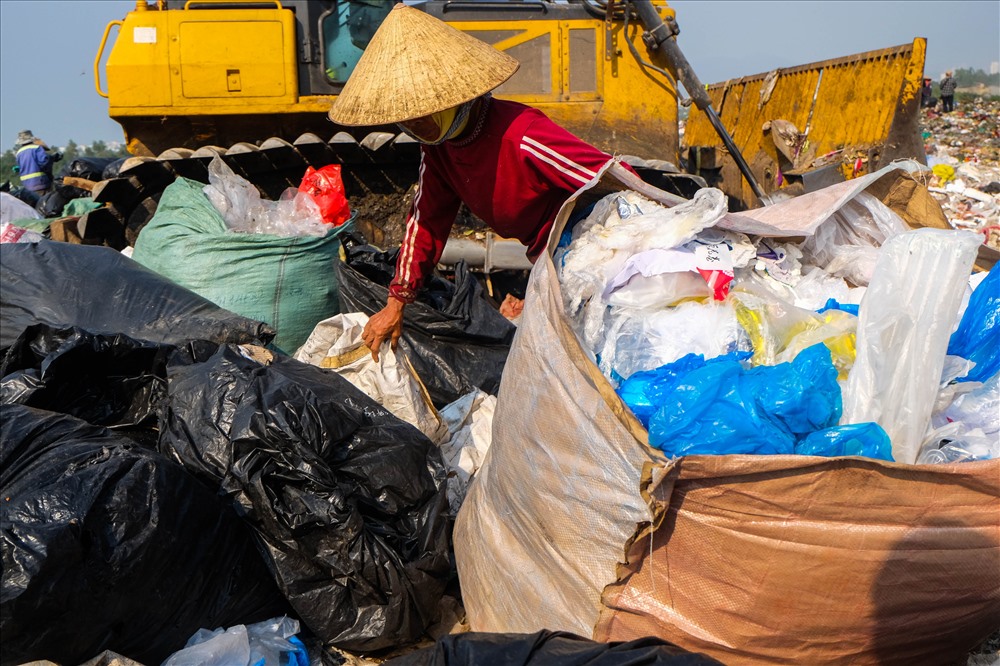 8.3 kể chuyện những phụ nữ mưu sinh ở bãi rác