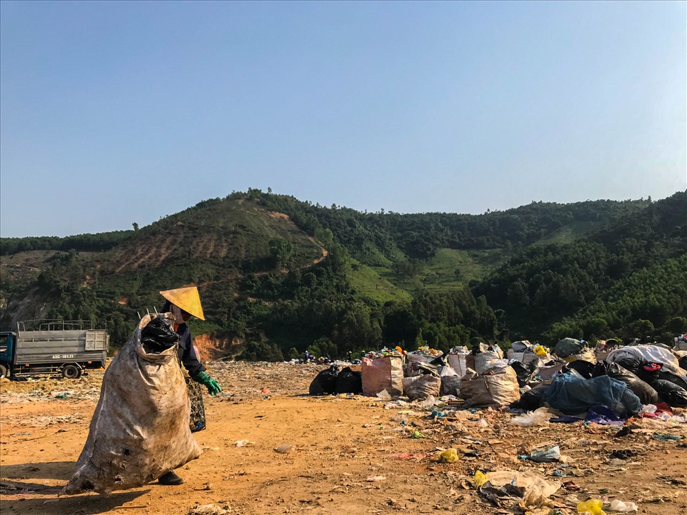 8.3 kể chuyện những phụ nữ mưu sinh ở bãi rác