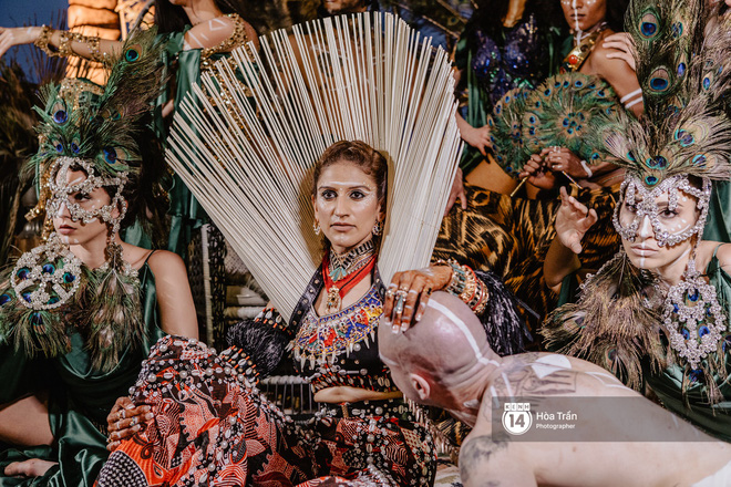 Ngày thứ 2 tiệc cưới của cặp đôi tỷ phú Ấn Độ tại Phú Quốc: Hàng trăm bàn tiệc ngồi bên bãi biển, khách mời diện đồ thổ dân cá tính