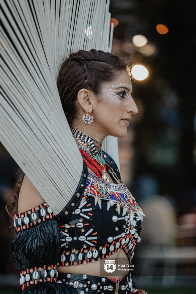 Ngày thứ 2 tiệc cưới của cặp đôi tỷ phú Ấn Độ tại Phú Quốc: Hàng trăm bàn tiệc ngồi bên bãi biển, khách mời diện đồ thổ dân cá tính