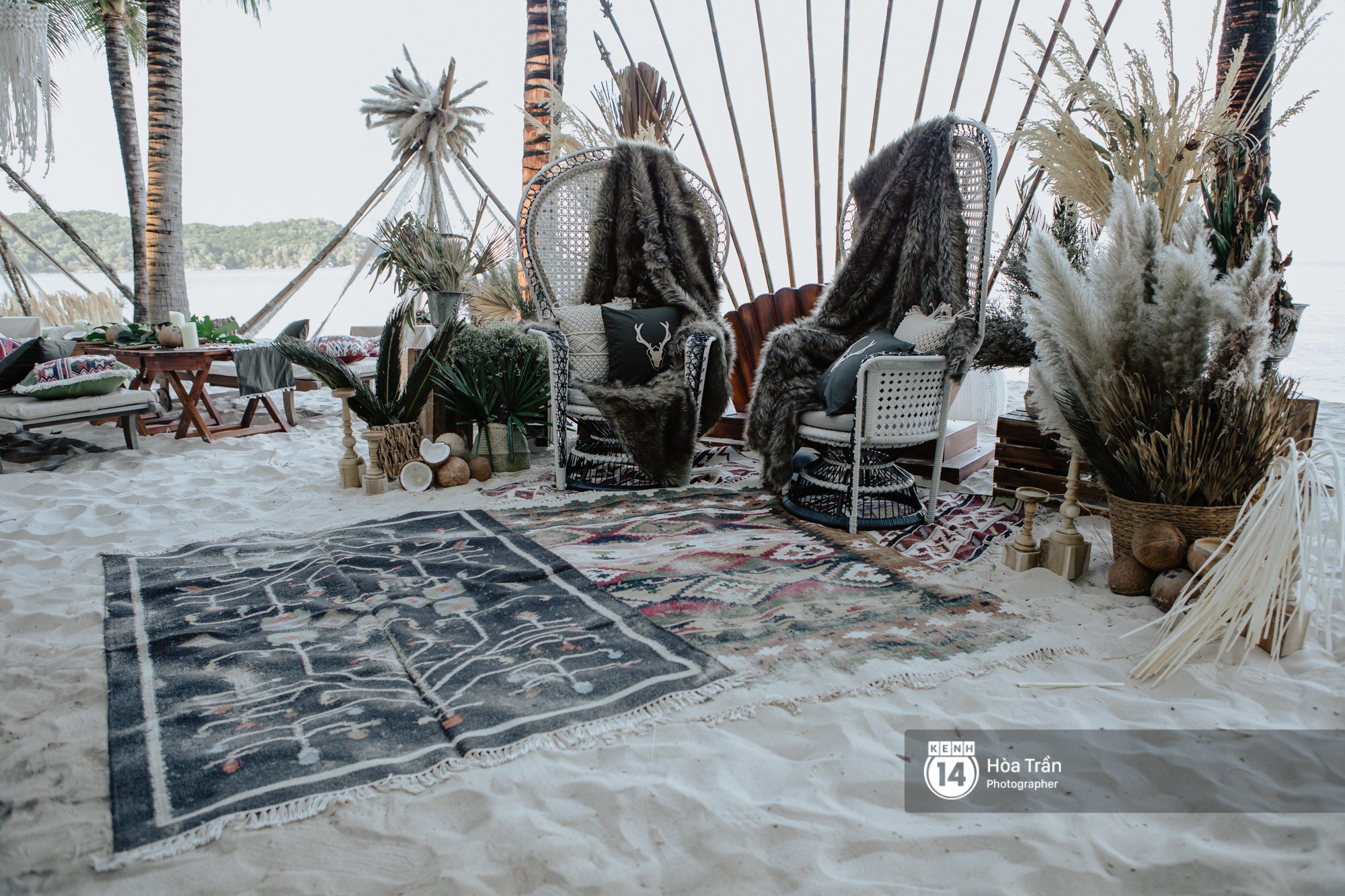 Ngày thứ 2 tiệc cưới của cặp đôi tỷ phú Ấn Độ tại Phú Quốc: Hàng trăm bàn tiệc ngồi bên bãi biển, khách mời diện đồ thổ dân cá tính