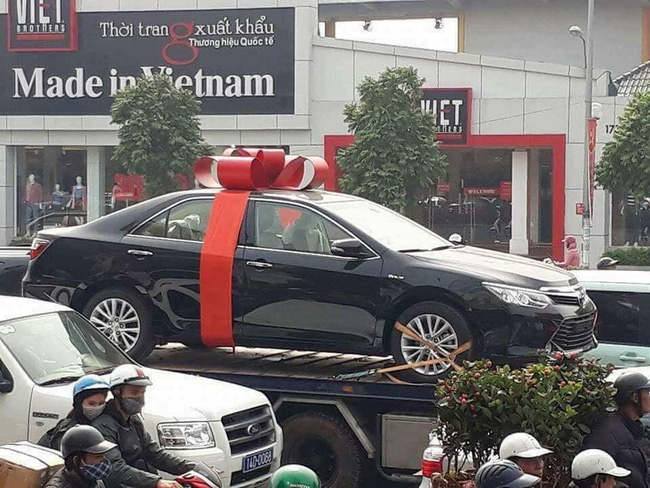 Bức ảnh chồng chơi lớn tặng vợ xe Camry bạc tỷ làm quà 8/3 và sự thật khiến tất cả trầm trồ