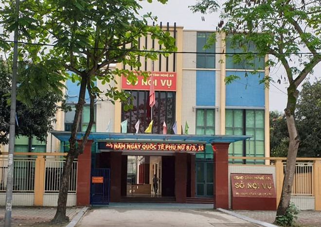 Sau khi có thông báo nghỉ hưu, Giám đốc Sở Nội vụ ký nhận 5 cán bộ