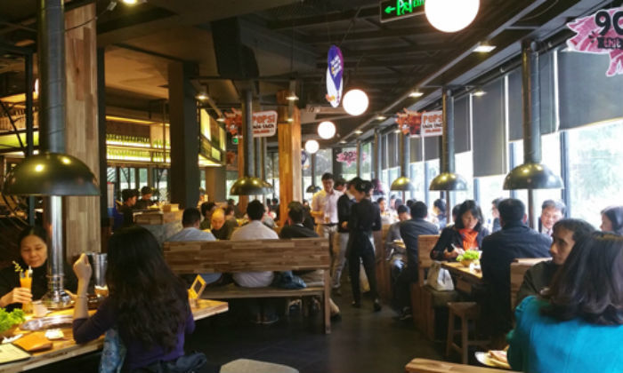 Hàng ăn chật kín khách 8/3: Chạy 9 nơi, xin trả thêm tiền vẫn đành bó tay