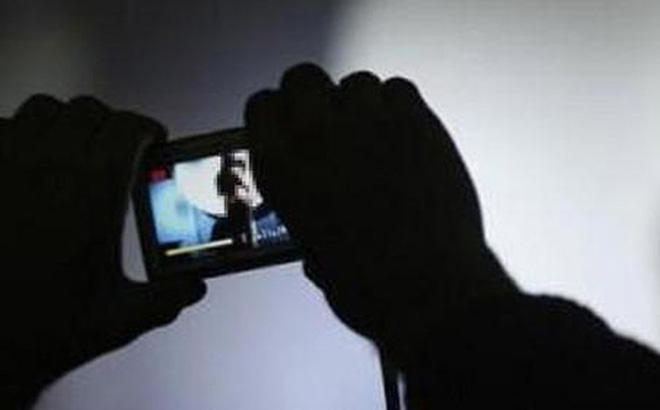 Mẹ của nam sinh lớp 10 vào nhà nghỉ với cô giáo: Cực chẳng đã gia đình tôi mới đi tố cáo