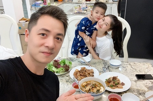 Vợ chồng Cường Đôla, Tuấn Hưng bên nhau mừng ngày 8/3