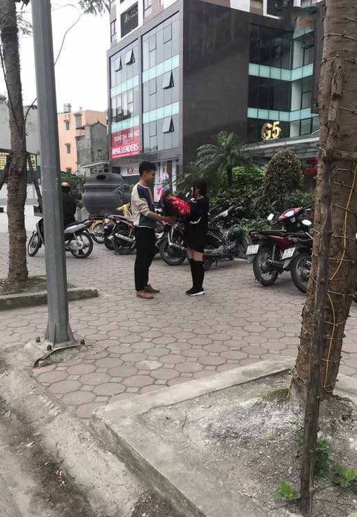 Đi giao hoa ngày 8/3, chàng shipper dở khóc dở cười khi mọi người xung quanh nồng nhiệt cổ vũ hôn đi