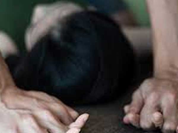 Cha mẹ đi làm thuê, con gái 12 tuổi ở nhà bị ông chú sát vách làm bậy