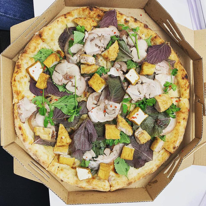 Pizza bún đậu mắm tôm gây tranh cãi: Biến tấu hợp lý hay nhân một đằng, bánh một nẻo?