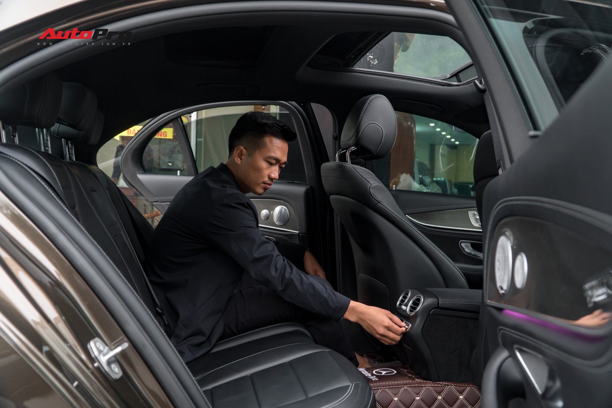 Soái ca Bắc Ninh chi 2,5 tỷ đồng mua Mercedes-Benz E300 AMG tặng vợ nhân ngày 8/3 Soái ca Bắc Ninh chi 2,5 tỷ đồng mua Mercedes-Benz E300 AMG tặng vợ nhân ngày 8/3