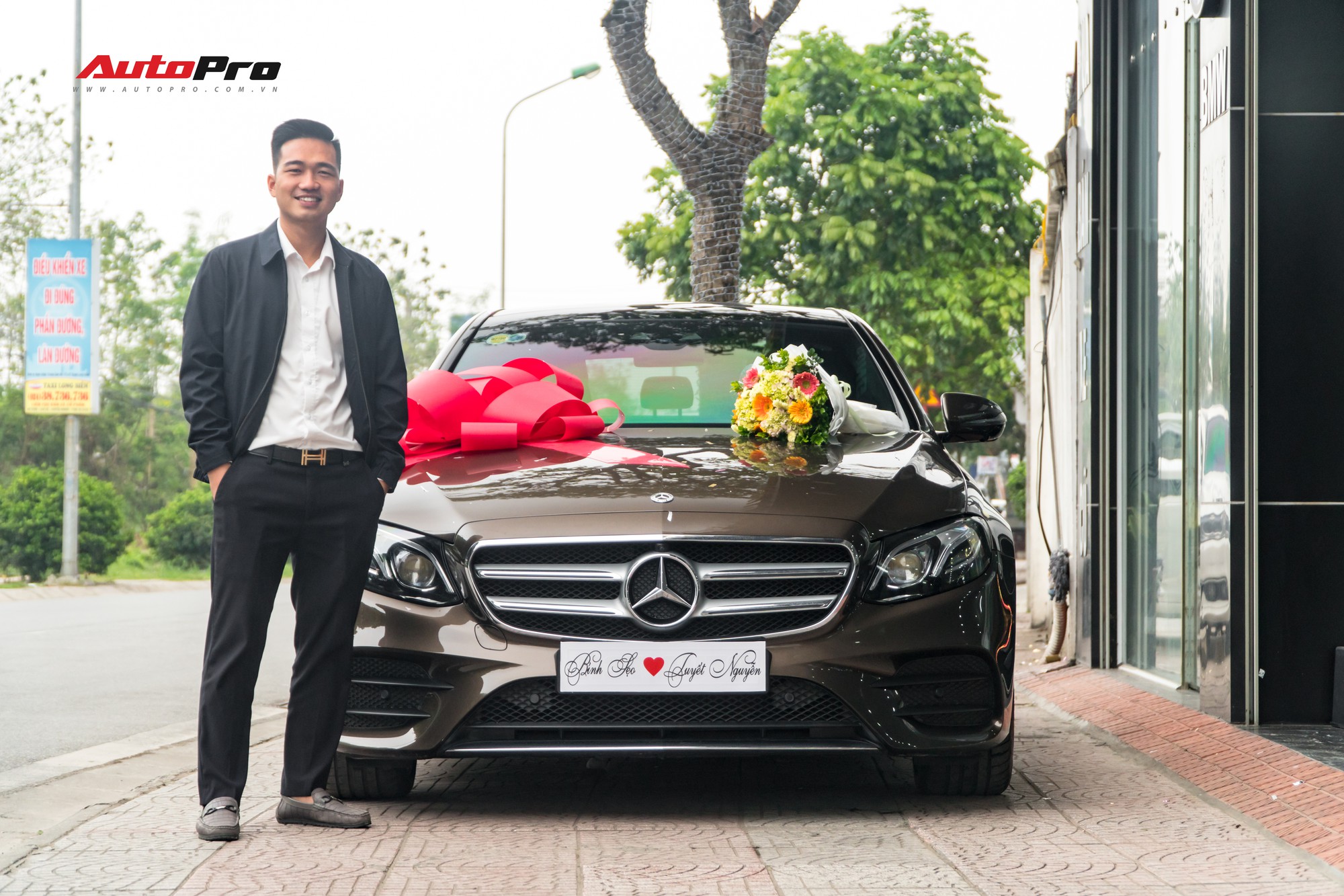 Soái ca Bắc Ninh chi 2,5 tỷ đồng mua Mercedes-Benz E300 AMG tặng vợ nhân ngày 8/3