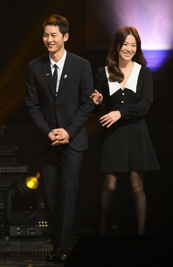 Ngọt ngào như Song Song giữa tâm bão: Song Joong Ki vội về nhà gặp Song Hye Kyo để mừng ngày 8/3?