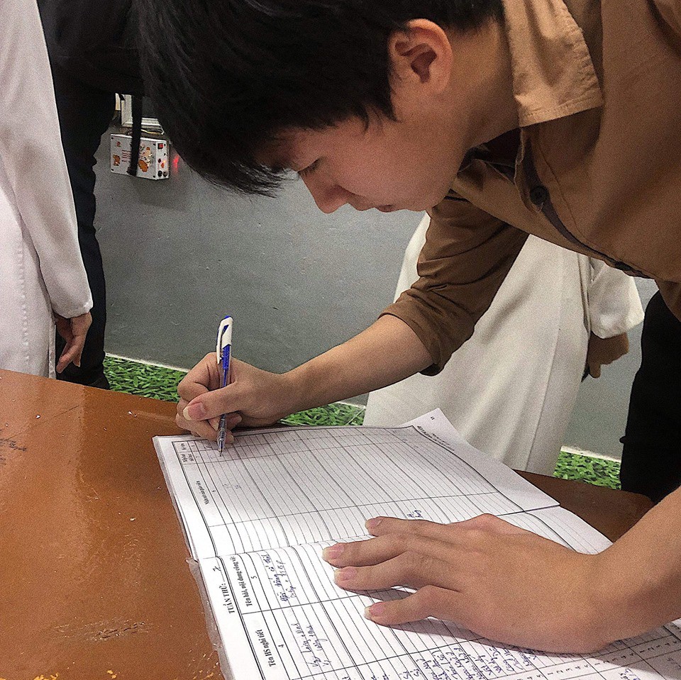 Ảnh chụp lén thầy giáo trẻ tuổi đẹp như trai Nhật khiến dân tình náo loạn