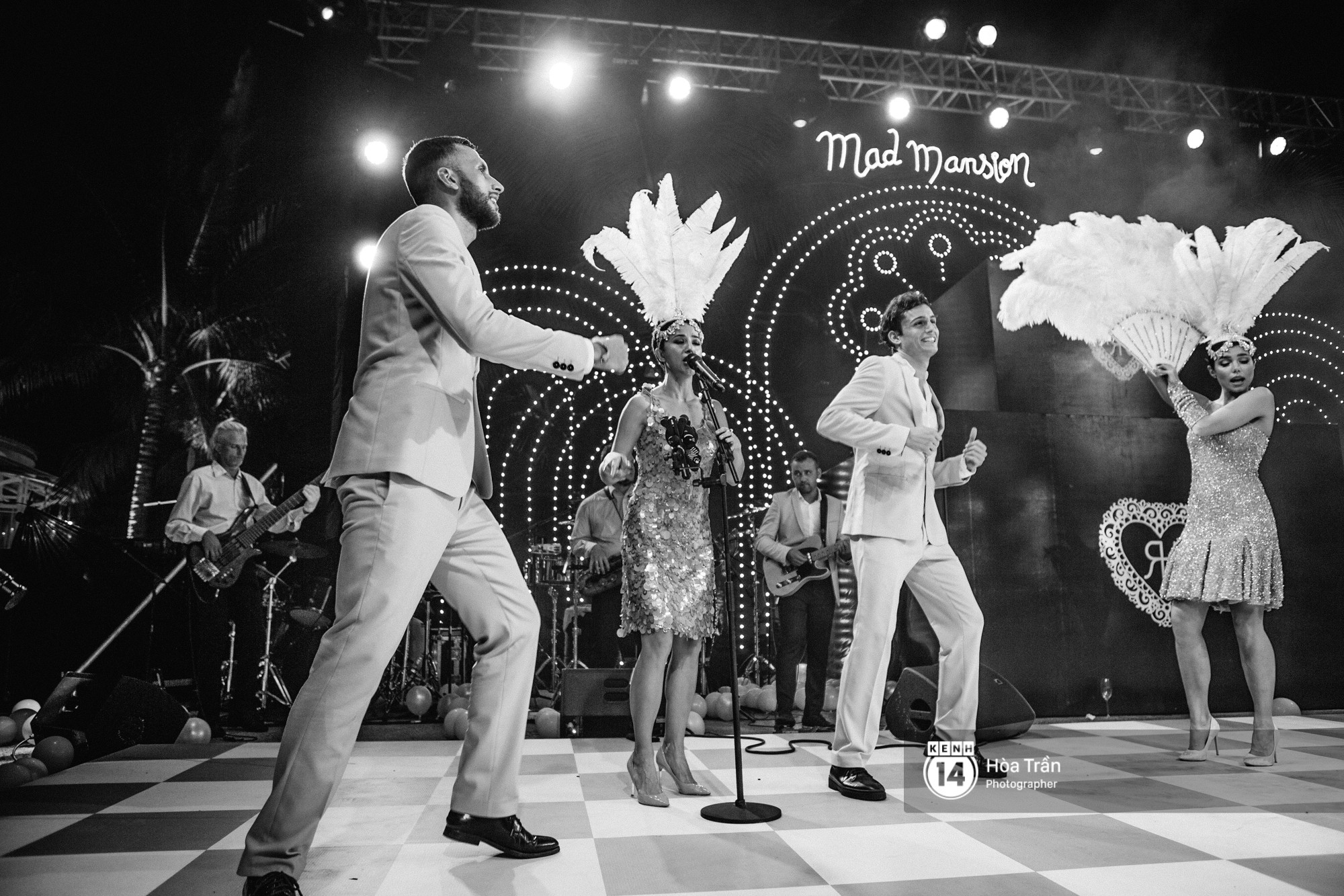 Cặp đôi tỷ phú Ấn Độ lộng lẫy cùng các khách mời đại gia vào đêm tiệc Pink Party đầu tiên ở Phú Quốc