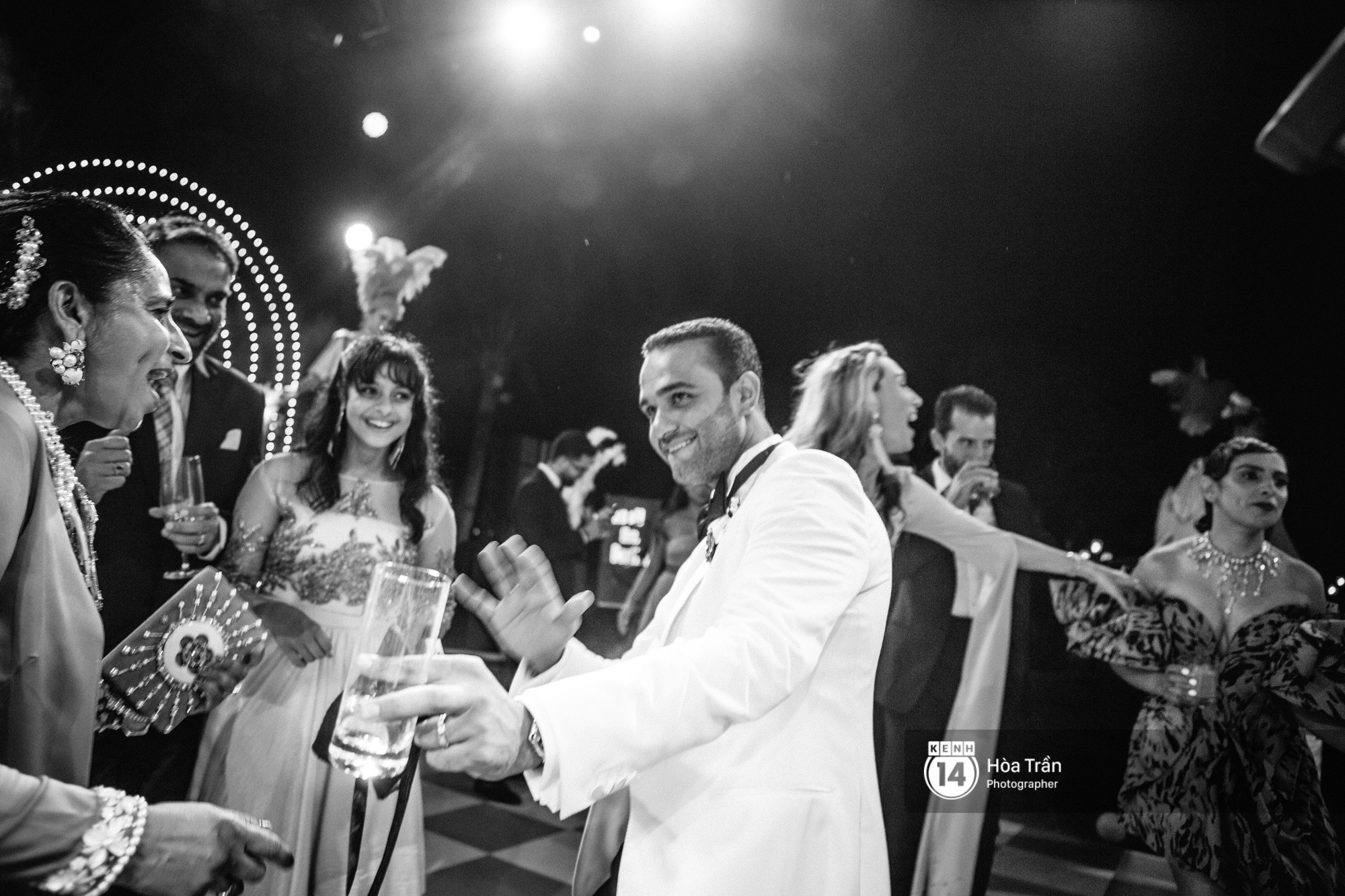 Cặp đôi tỷ phú Ấn Độ lộng lẫy cùng các khách mời đại gia vào đêm tiệc Pink Party đầu tiên ở Phú Quốc